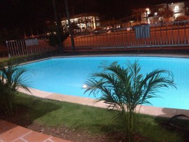 Bể bơi ngoài trời đẹp khi về đêm