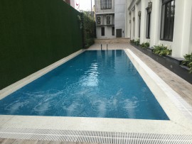 Bể bơi Khách sạn Việt 4 mùa có hệ thống massage